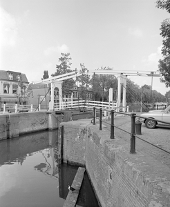 884290 Gezicht op de Oude Sluis te Vreeswijk (gemeente Nieuwegein), met de gerestaureerde ophaalbrug.